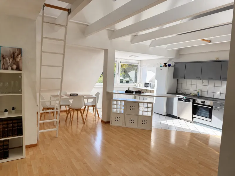 Charmante, vollmöblierte Dachgeschosswohnung in bester Lage – 55 m² | 1,5 Zimmer | Wohnen auf Zeit — photo 1